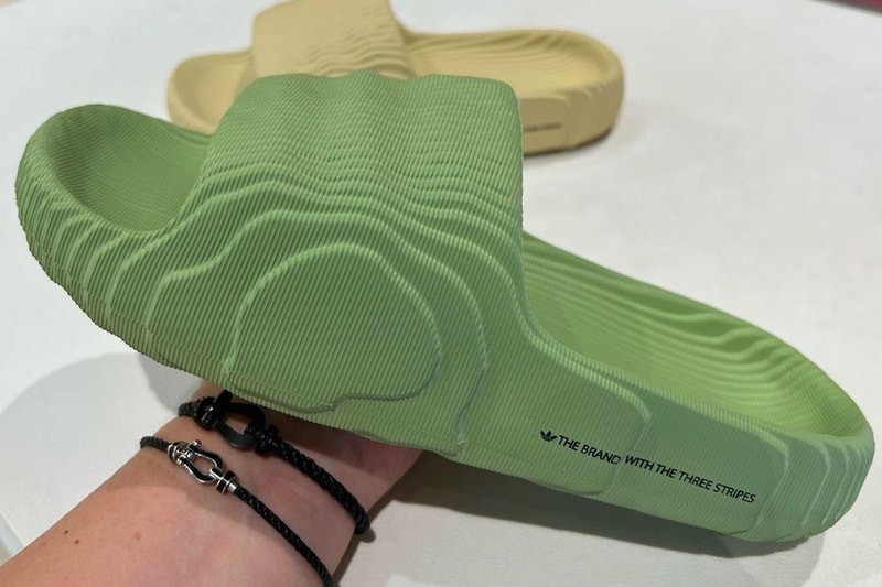 アディダスの定番サンダル アディレッタに新作モデルが登場か adidas adilette 22 green and cream the brand with the three stripes textured wavy rel;ease info date price