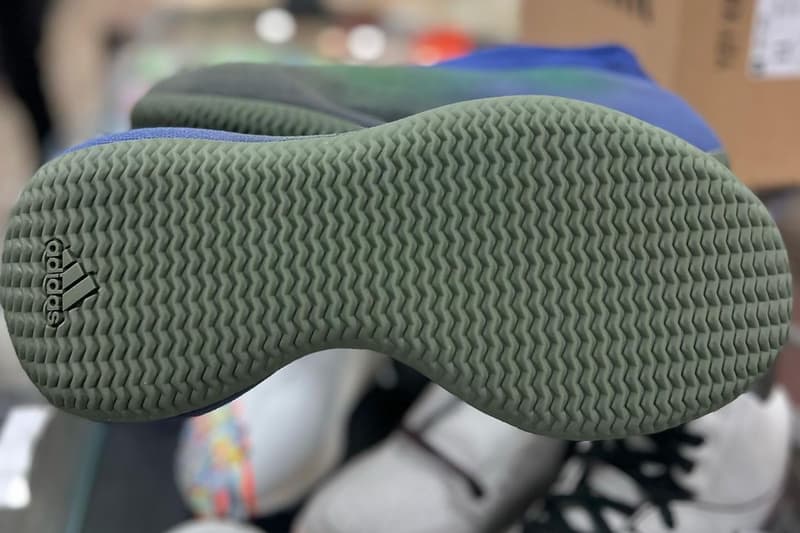 イージーニットランナーの新色モデル “フェーデッドアズール”のリーク画像が浮上 adidas yeezy knit runner faded azure release date info store list buying guide photos price 