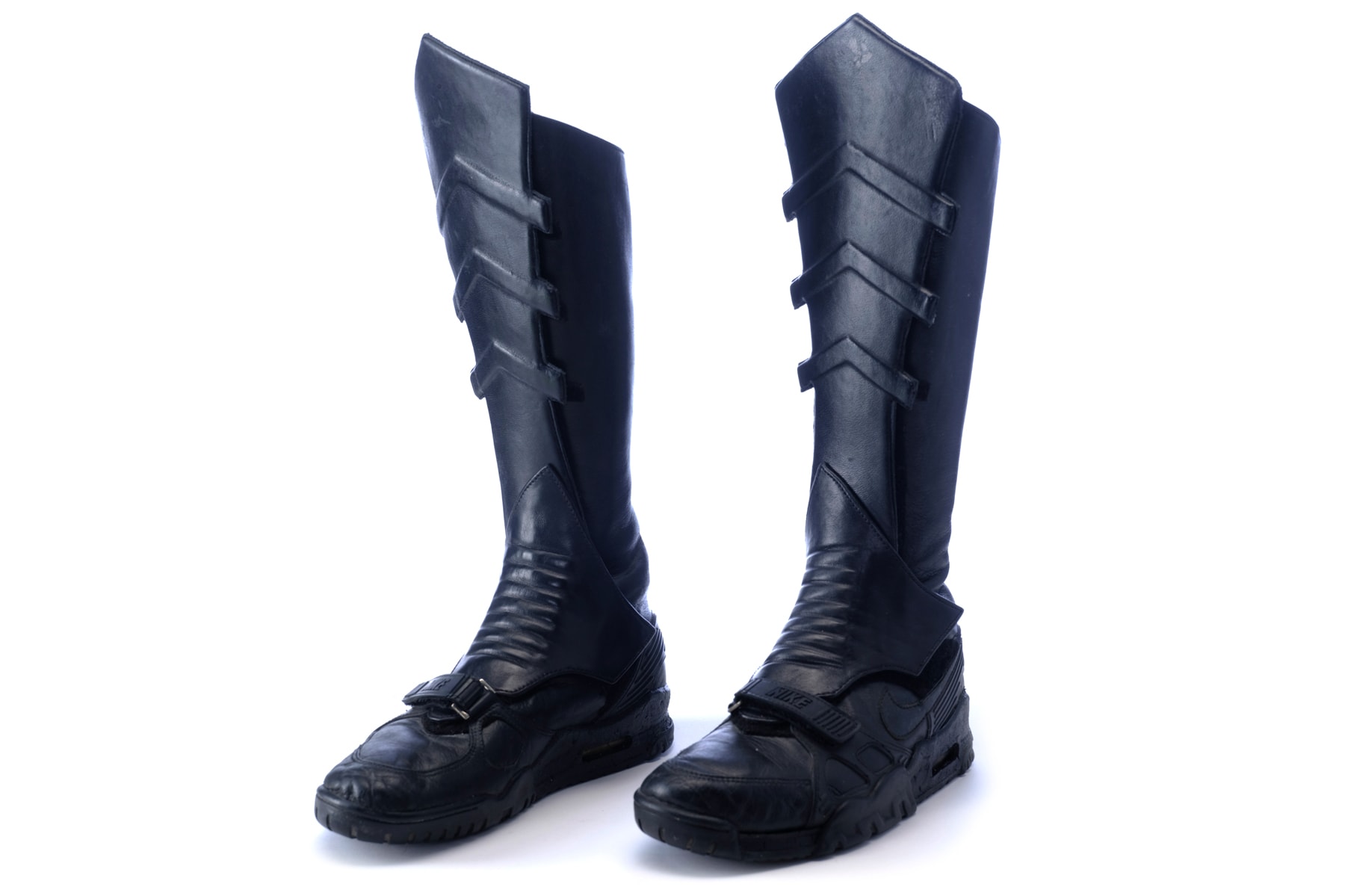 『バットマン』用にカスタムされた特別なナイキエアトレーナーが競売に Batman 1989 Michael Keaton Nike Air Trainer Bat Boots Propstore Auction shoe sneakers footwear kicks props 