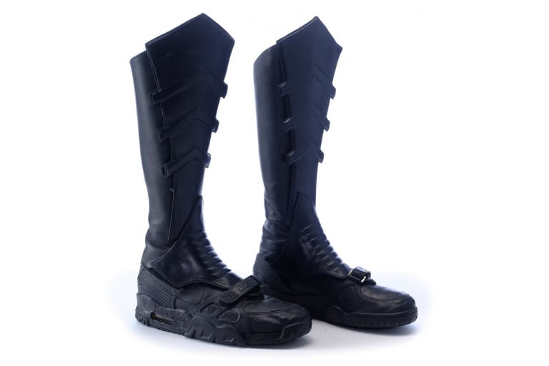 『バットマン』用にカスタムされた Nike Air Trainer が競売に