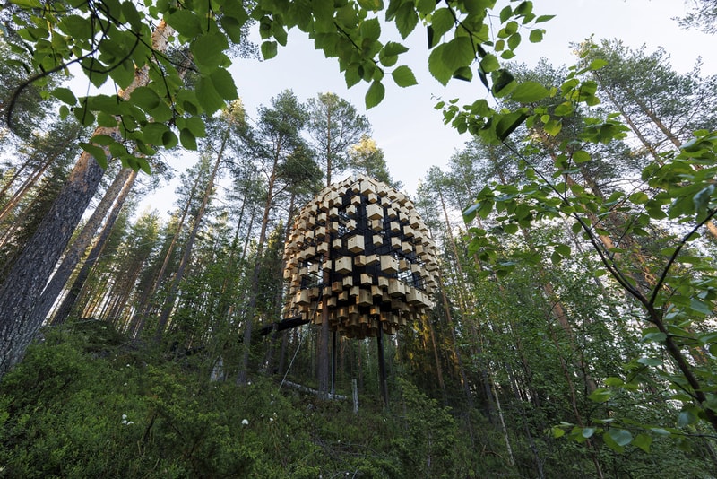 鳥の巣に囲まれたツリーハウスホテルが誕生 BIG's Spherical Treehouse Hotel Room Opens to Visitors Biosphere