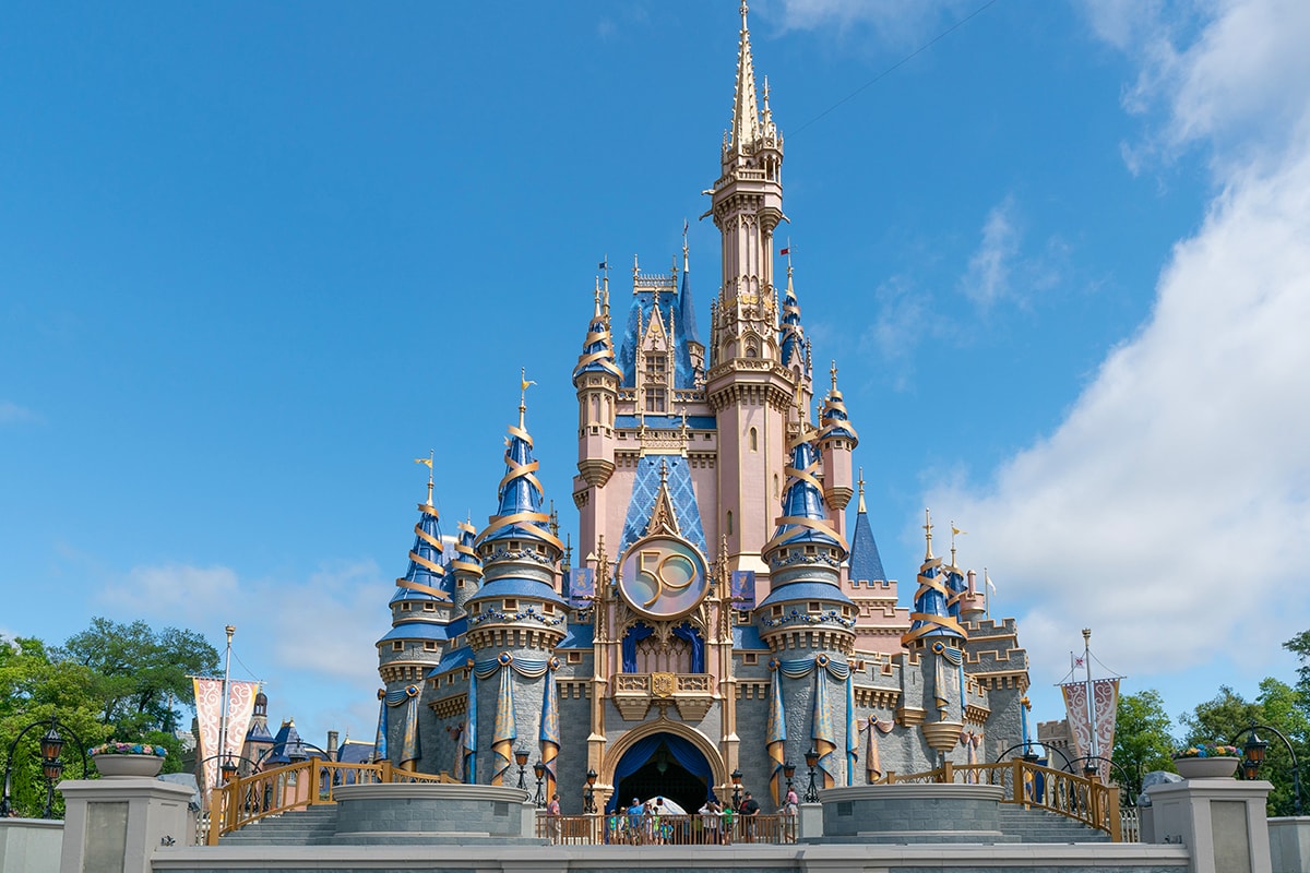 米 Disney がプライベートジェットで世界のディズニーパークを巡るツアーを発表 disney-offering-110-000-usd-private-jet-trip-to-every-disney-park-in-the-world