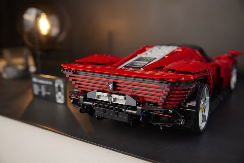 フェラーリ デイトナSP3を1/8スケールで完全再現したレゴ®︎が登場