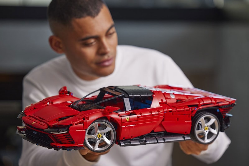 フェラーリ デイトナSP3を1/8スケールで完全再現したレゴ®︎が登場