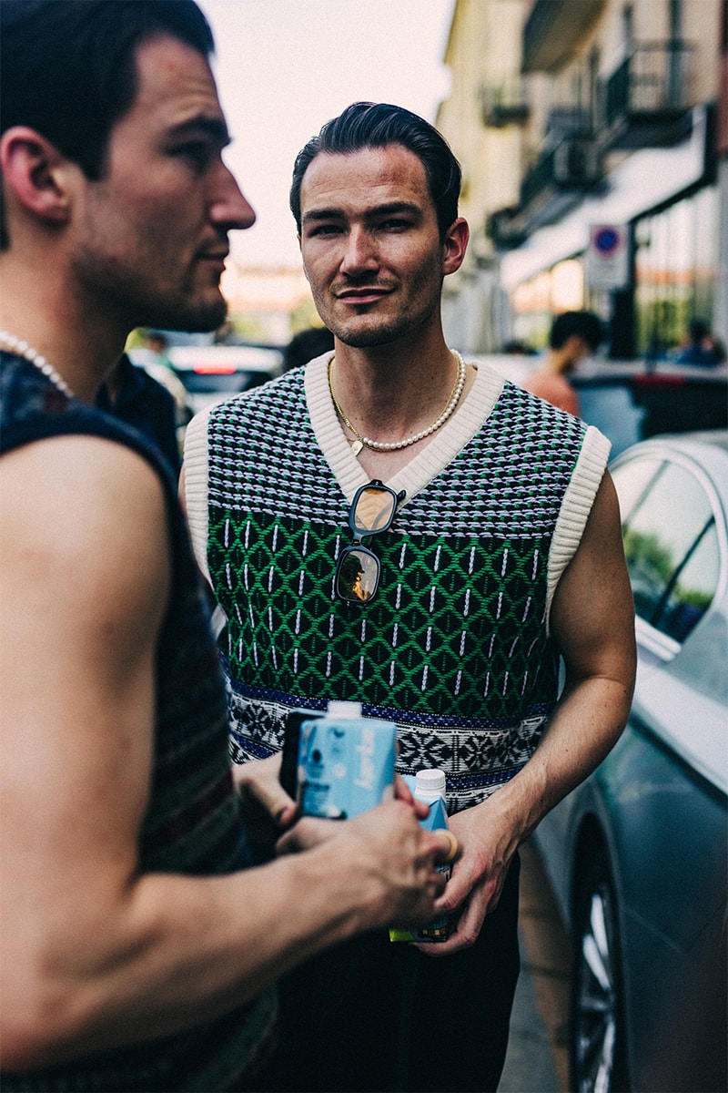ストリートスタイル：2023年春夏ミラノ・ファッションウィーク・メンズ Milan Fashion Week SS23 Street Style Showcases the Most Vibrant Essentials for Summer spring/summer 2023 prada dolce & gabbanna jw anderson moschino versace fendi 