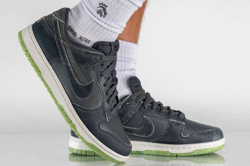 ナイキからひび割れ加工を施したヴィンテージ風の新作ダンクローの新作が登場 Nike Dunk Low "Iron Grey" Introduces Reflective Swoosh 