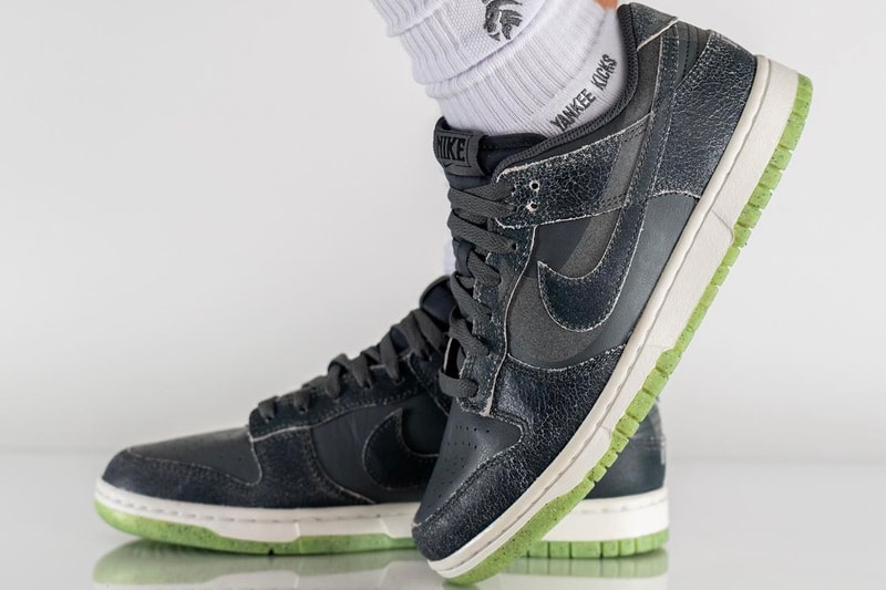 ナイキからひび割れ加工を施したヴィンテージ風の新作ダンクローの新作が登場 Nike Dunk Low "Iron Grey" Introduces Reflective Swoosh 