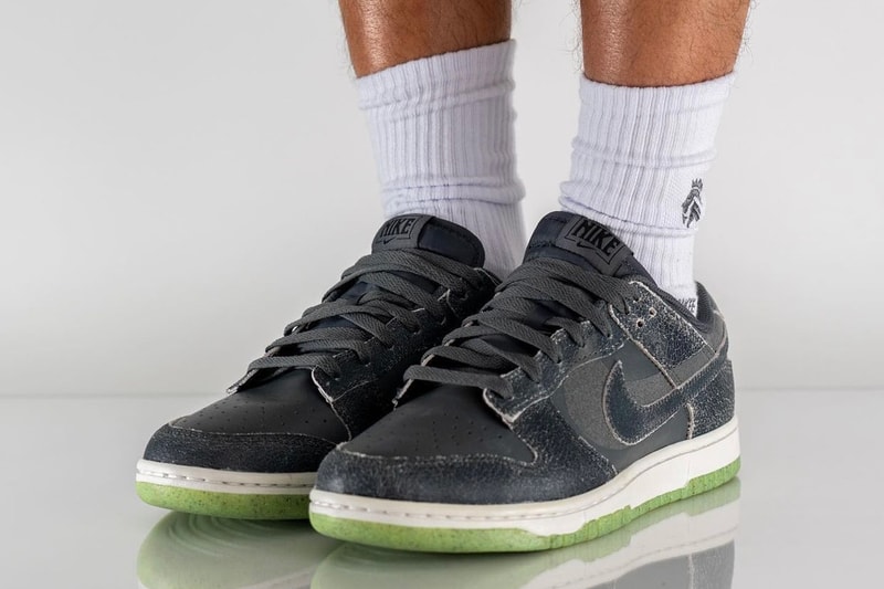 ナイキからひび割れ加工を施したヴィンテージ風の新作ダンクローの新作が登場 Nike Dunk Low "Iron Grey" Introduces Reflective Swoosh 