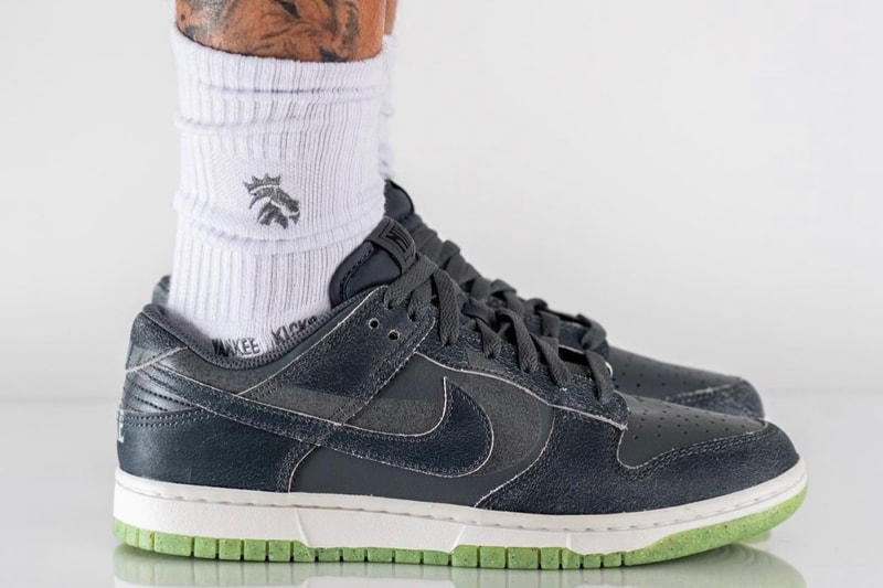 ナイキからひび割れ加工を施したヴィンテージ風の新作ダンクローの新作が登場 Nike Dunk Low "Iron Grey" Introduces Reflective Swoosh 