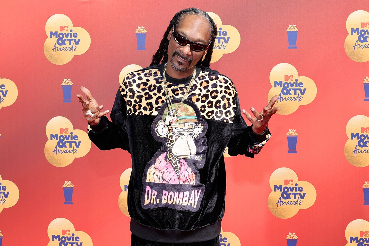 スヌープ・ドッグがインフレ下でスタッフの給与を上げて称賛される Snoop Dogg Says His Full-Time Blunt Roller's 'Salary Went Up' Due to 'Inflation'