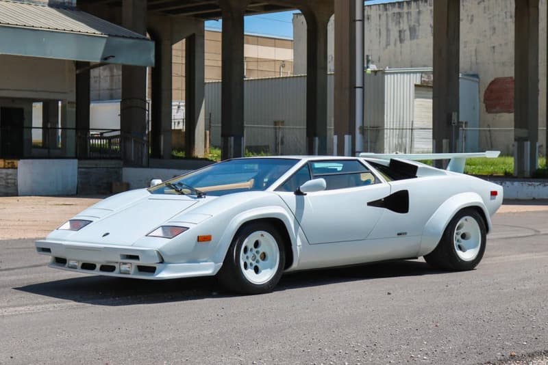 1988年製のランボルギーニカウンタック5000 QVがオークションに出品される 1988 lamborghini countach 5000 QV from the wolf of wall street up for sale 610 examples quattrovalvole white tan leather upholstery 