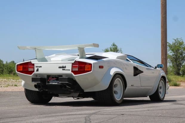 1988年製のランボルギーニカウンタック5000 QVがオークションに出品される 1988 lamborghini countach 5000 QV from the wolf of wall street up for sale 610 examples quattrovalvole white tan leather upholstery 