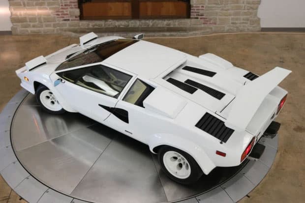 1988年製のランボルギーニカウンタック5000 QVがオークションに出品される 1988 lamborghini countach 5000 QV from the wolf of wall street up for sale 610 examples quattrovalvole white tan leather upholstery 