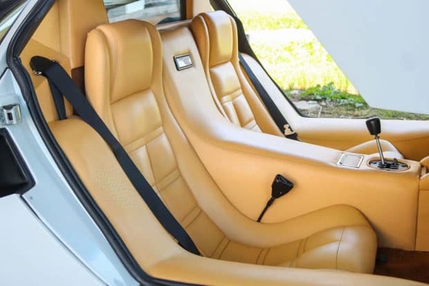 1988年製のランボルギーニカウンタック5000 QVがオークションに出品される 1988 lamborghini countach 5000 QV from the wolf of wall street up for sale 610 examples quattrovalvole white tan leather upholstery 