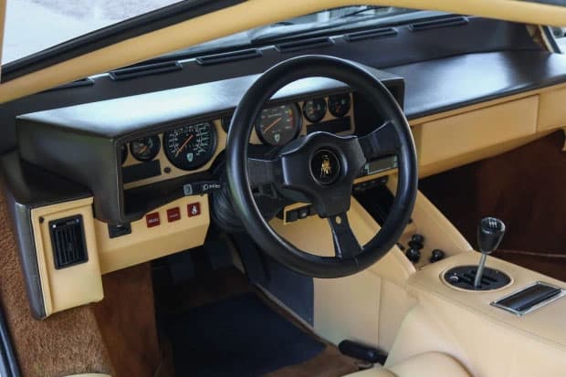 1988年製のランボルギーニカウンタック5000 QVがオークションに出品される 1988 lamborghini countach 5000 QV from the wolf of wall street up for sale 610 examples quattrovalvole white tan leather upholstery 