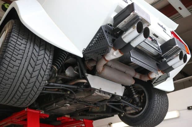 1988年製のランボルギーニカウンタック5000 QVがオークションに出品される 1988 lamborghini countach 5000 QV from the wolf of wall street up for sale 610 examples quattrovalvole white tan leather upholstery 