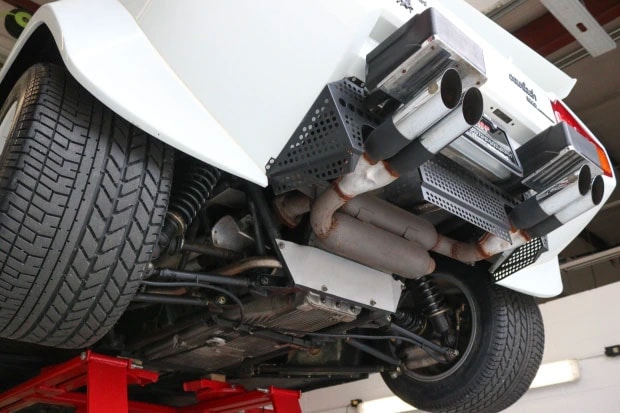 1988年製のランボルギーニカウンタック5000 QVがオークションに出品される 1988 lamborghini countach 5000 QV from the wolf of wall street up for sale 610 examples quattrovalvole white tan leather upholstery 