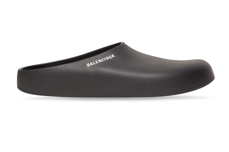 Balenciaga から新作サンダル Pool Closed Slide が登場