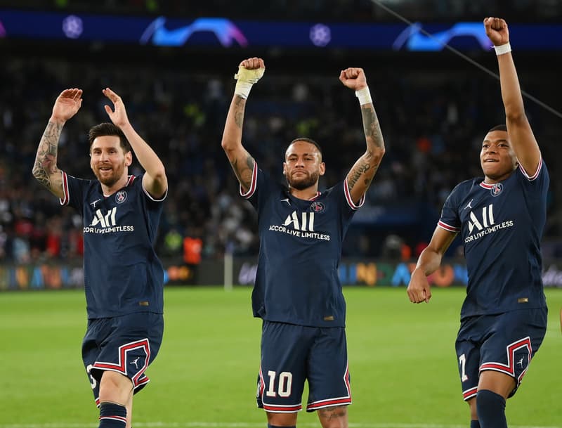 来日したパリ・サンジェルマンの公開練習中に少年が乱入しメッシが神対応 A boy interrupts PSG practice during their visit to Japan and Messi responds kindfull