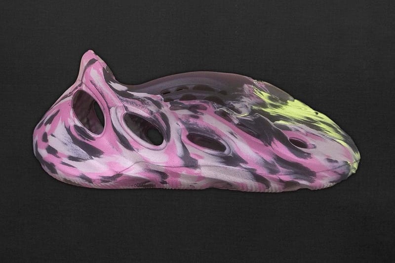 YEEZY FOAM RUNNER から新色 “MX Carbon” が登場