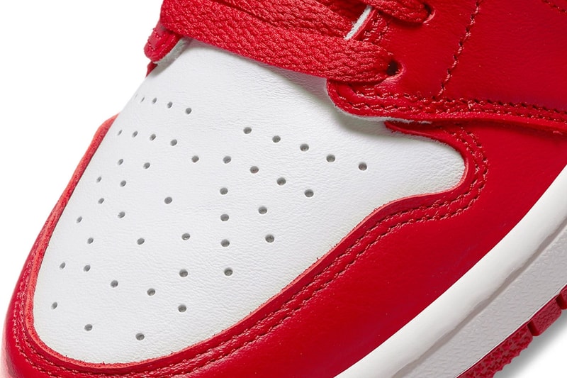 スタジアムジャンパーを表現した新作エアジョーダン1ハイ“バーシティレッド”が発売 Air Jordan 1 Women’s Chenille DJ4891-061 Release Info Light Iron Ore Varsity Red Sail