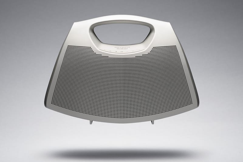 Balenciaga が Bang & Olufsen と制作したハンドバッグ型のスピーカーを発売