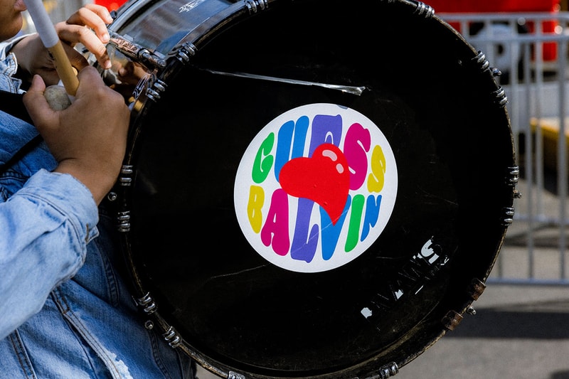 ゲスオリジナルスがJバルヴィンとのコラボコレクションをリリース guess originals j balvin collab amour collection release info