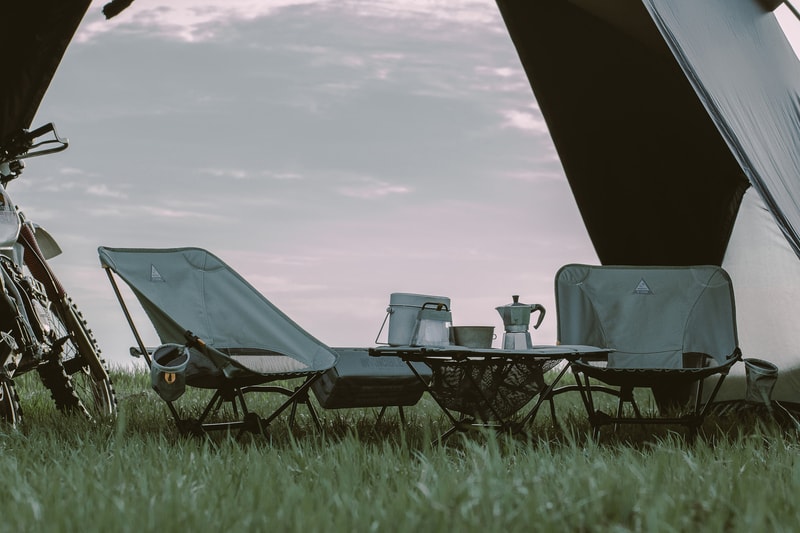 INVINCIBLE が Helinox とのチームアップでカプセルコレクションをリリース INVINCIBLE Helinox 2022 capsule collection outdoors camping hiking collaborations chairs cots 