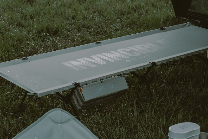 INVINCIBLE が Helinox とのチームアップでカプセルコレクションをリリース INVINCIBLE Helinox 2022 capsule collection outdoors camping hiking collaborations chairs cots 