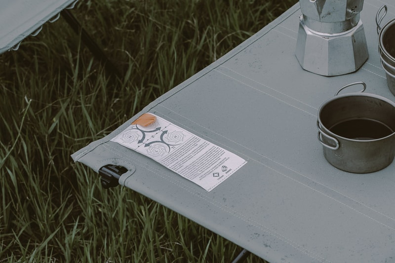 INVINCIBLE が Helinox とのチームアップでカプセルコレクションをリリース INVINCIBLE Helinox 2022 capsule collection outdoors camping hiking collaborations chairs cots 