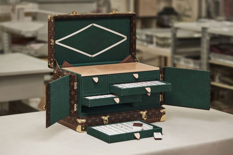 ルイヴィトンがトランク仕様のケースに収納できる麻雀セットをリリース Louis Vuitton vanity mahjong case 1950 6 pine green compartments 149 cards walnut release info date price