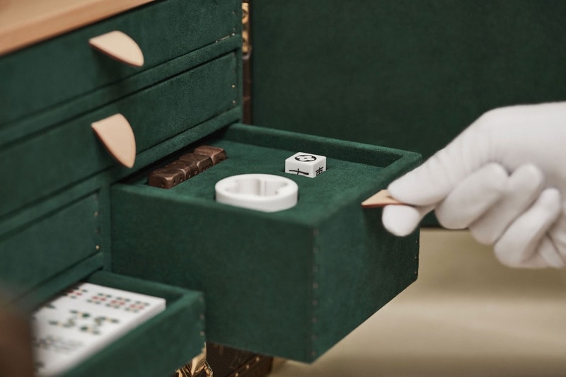 ルイヴィトンがトランク仕様のケースに収納できる麻雀セットをリリース Louis Vuitton vanity mahjong case 1950 6 pine green compartments 149 cards walnut release info date price