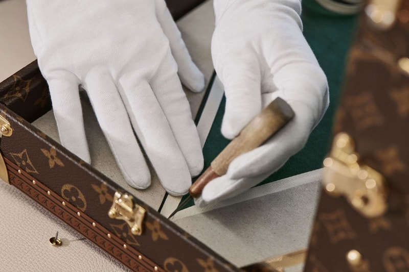 ルイヴィトンがトランク仕様のケースに収納できる麻雀セットをリリース Louis Vuitton vanity mahjong case 1950 6 pine green compartments 149 cards walnut release info date price