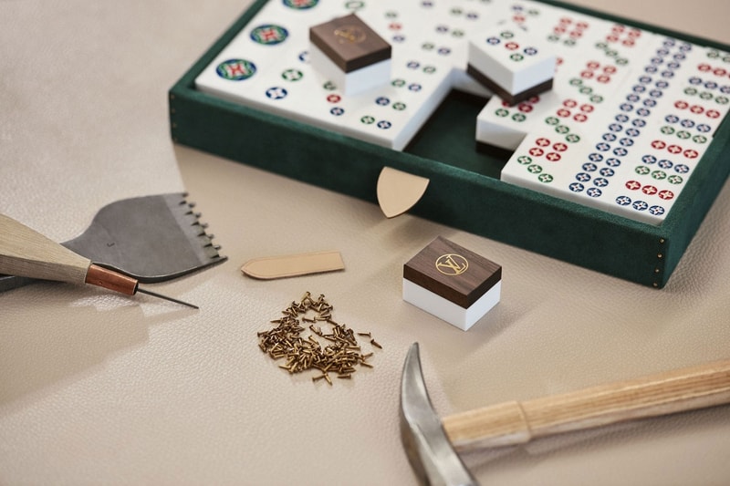 ルイヴィトンがトランク仕様のケースに収納できる麻雀セットをリリース Louis Vuitton vanity mahjong case 1950 6 pine green compartments 149 cards walnut release info date price