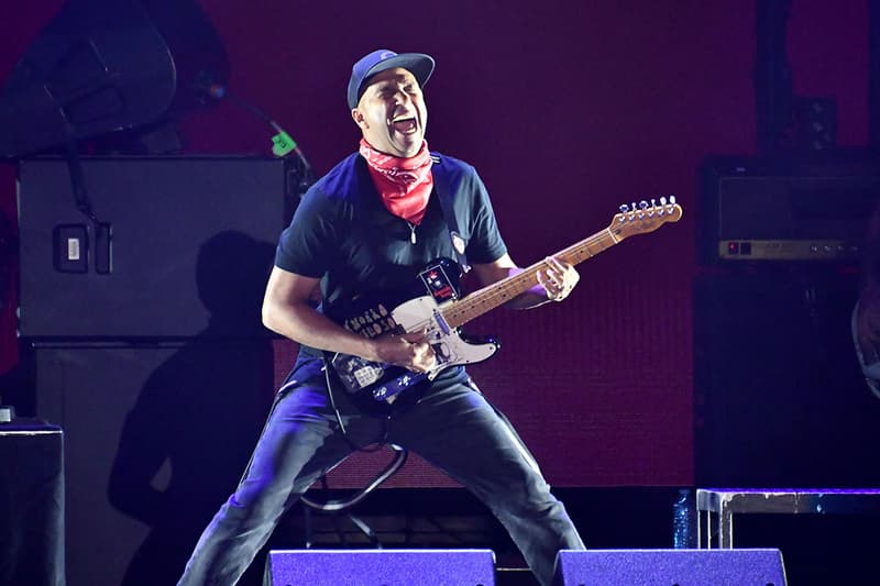 レイジ・アゲインスト・ザ・マシーンの再結成ツアーで警備員がトム・モレロにタックル Rage Against The Machine’s Tom Morello tackled by security guard removing fan from stage