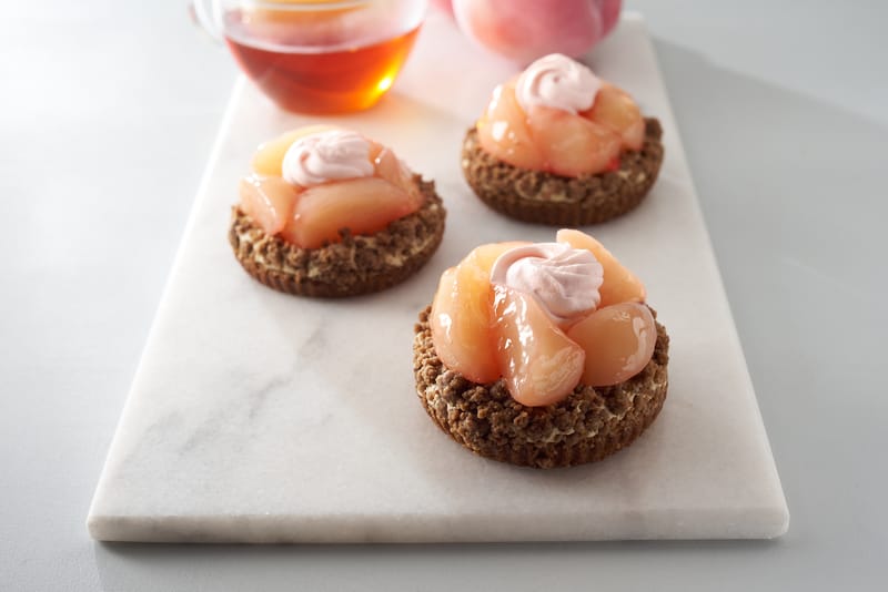 STARBUCKS から桃やマンゴーをたっぷり使った新作スイーツが登場