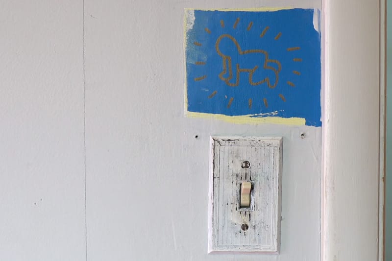 キース・ヘリングが実家の壁に書いたアイコニックなモチーフ “Radiant Baby” がオークションに登場