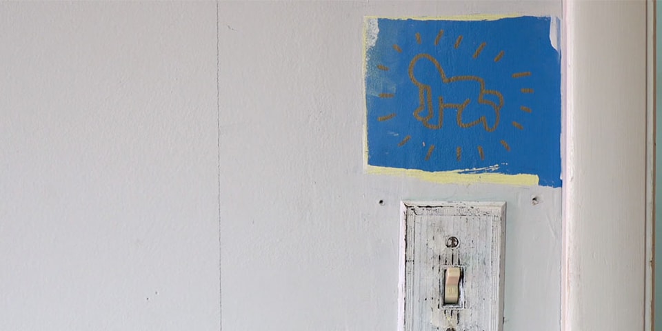 キース・ヘリングが実家の壁に書いたアイコニックなモチーフ “Radiant Baby” がオークションに登場