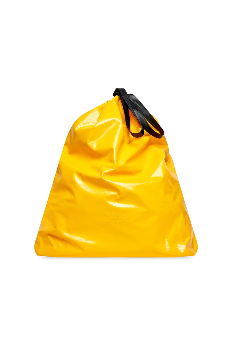 バレンシアガが約20万円の“ゴミ袋”バッグを発売 Balenciaga Winter 2022 Trash Pouch Demna Gvasalia Runway Show Release Information Accessory