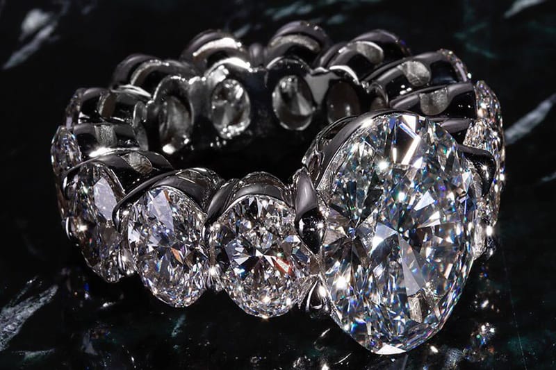 Alex Moss が特大ダイヤモンドをセットした Drake のためのジュエリーを公開