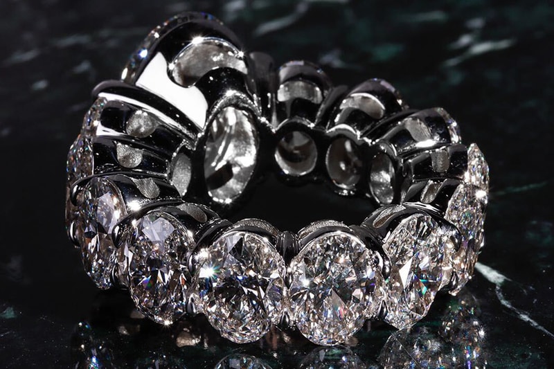 アレックスモスが特大ダイヤモンドをセットしたドレイクのためのジュエリーを公開 Drake Alex Moss New York The Godfather Ring Closer Look Price Info Diamond