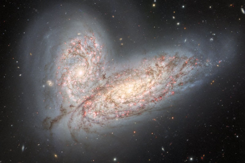 衝突するふたつの銀河をハワイのジェミニ・ノース望遠鏡が捉える Hawaii's Gemini North Telescope Captures Two Colliding Galaxies