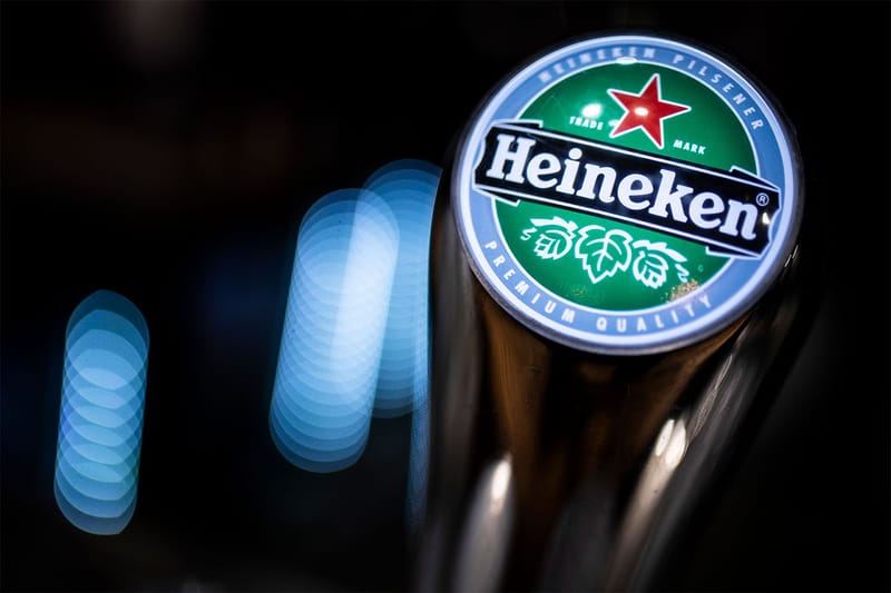 “残業で眠らない街”を大胆にジャックした Heineken の広告が話題に