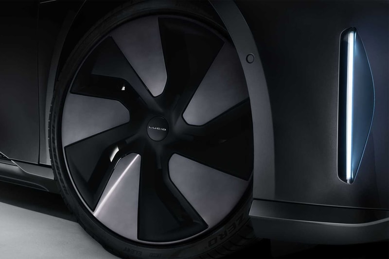 マットブラックを纏ったルーシッドエアの新色モデルが2023年に登場か lucid motors air electric vehicle car stealth look trim 6000 usd exterior components 35 swap modifiction sporty 