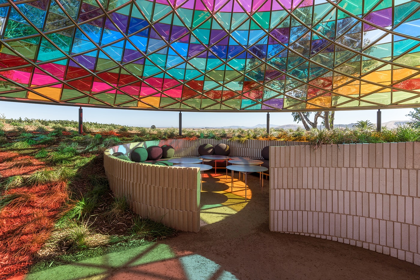 オラファー・エリアソンが米カリフォルニア州のワイナリーにパビリオンを建設 Olafur Eliasson's Design Studio Creates Technicolor Pavilion for Californian Winery