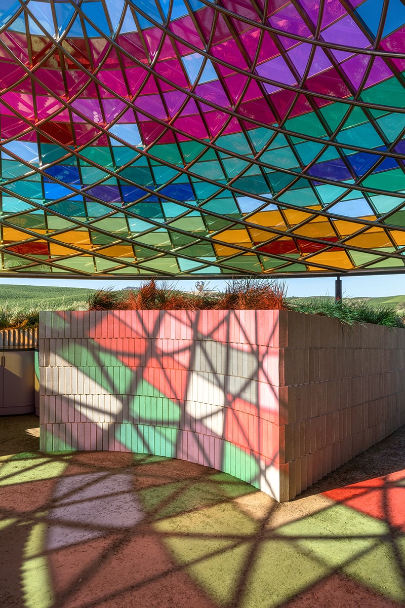 オラファー・エリアソンが米カリフォルニア州のワイナリーにパビリオンを建設 Olafur Eliasson's Design Studio Creates Technicolor Pavilion for Californian Winery