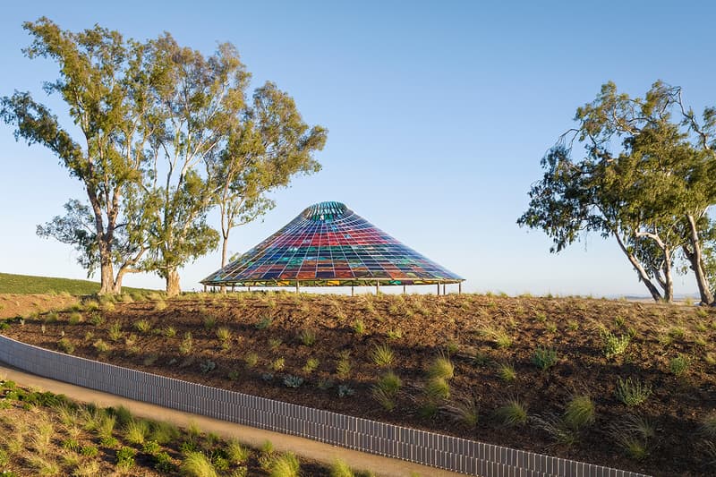 オラファー・エリアソンが米カリフォルニア州のワイナリーにパビリオンを建設 Olafur Eliasson's Design Studio Creates Technicolor Pavilion for Californian Winery