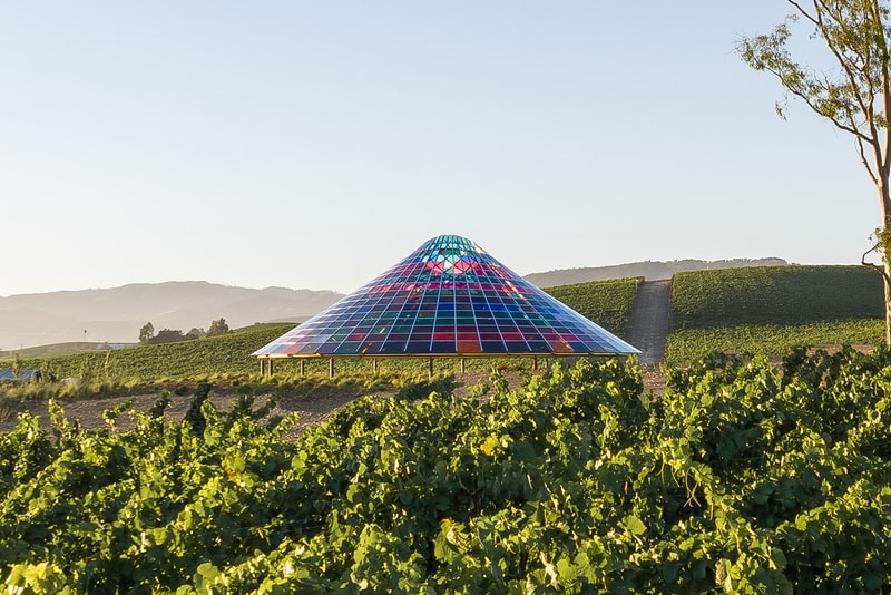 オラファー・エリアソンが米カリフォルニア州のワイナリーにパビリオンを建設 Olafur Eliasson's Design Studio Creates Technicolor Pavilion for Californian Winery