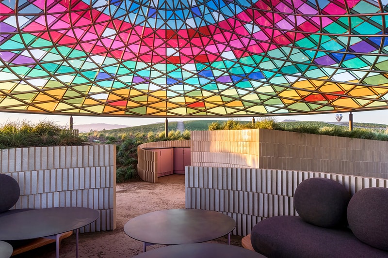 オラファー・エリアソンが米カリフォルニア州のワイナリーにパビリオンを建設 Olafur Eliasson's Design Studio Creates Technicolor Pavilion for Californian Winery