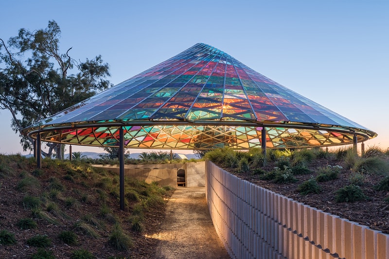 オラファー・エリアソンが米カリフォルニア州のワイナリーにパビリオンを建設 Olafur Eliasson's Design Studio Creates Technicolor Pavilion for Californian Winery